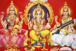 Déesse hindoue Laxmi, dieu Ganesh et déesse Saraswati (de gauche à droite), Inde - Unbekannt