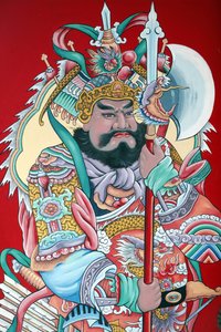 Temple bouddhiste chinois Hoi Tuong Te Nguoi Hoa. Peintures de figures de gardiens sur la porte. Phu Quoc. Vietnam.