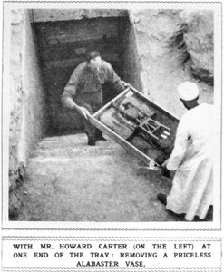 Howard Carter (1874-1939) retirant des trésors de la tombe de Toutankhamon