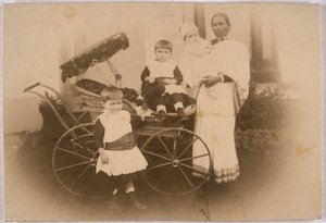 Ayah indienne avec ses charges européennes, vers 1870