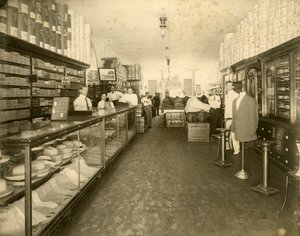 Intérieur du magasin de chaussures John Sewell & Co. au 304-6 12th Avenue (Flagler Street), vers 1910