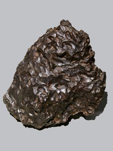Météorite de fer (IIB). tombée à Sikhote-Alin (Russie) en 1947. École des Mines, Paris.