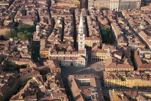 Italie, Émilie-Romagne, Modène, vue aérienne de la ville avec la cathédrale - Benjamin Baud