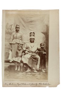 Roi Duke en robes royales avec sa famille, Old Calabar, Nigeria, vers 1890 - Unbekannt