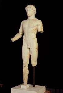 Kouros : le garçon à une jambe