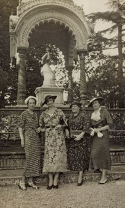 Dames posant sous le monument à l