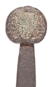 Épée large médiévale tardive, avec une lame viking antérieure et portant les armes de la famille De Bohun, comtes de Hereford et Essex, 11e - 14e siècle