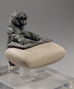 Lion tenant une tablette de fondation hourrite, vers 2150 av. J.-C.