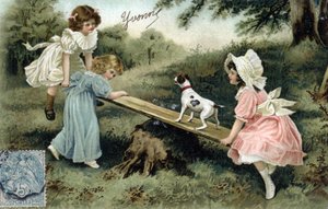 Petites filles jouant avec une planche en bois (balançoire ou tape-cul) - Carte postale fin 19e-20e siècle