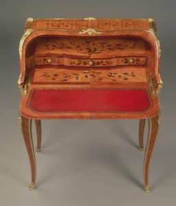 Bureau de dame Louis XV, avec marqueterie florale et montures en bronze doré, par Bernard II van Risenburgh, vers 1750 - Unbekannt