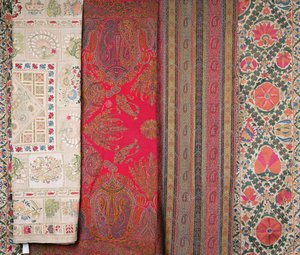 De gauche à droite : Mihrab Susani, Ouzbékistan, fin du 19ème siècle ; Châle, Cachemire, fabriqué par Momtaz