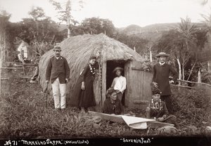 Fabrication de Tappa, un tissu indigène, vers 1875