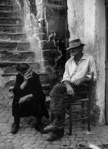 Homme et femme devant leur maison