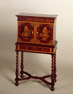 Cabinet en marqueterie sur pied, plaqué de noyer, fin du XVIIe siècle
