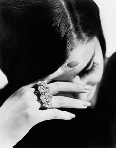 Mannequin portant une bague réalisée par le bijoutier Giulio Veronesi, Bologne (photo n/b)