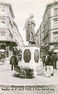 Monument à Bruxelles commémorant Gabrielle Petit, vers 1925