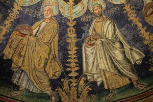 Mosaïque du plafond du Baptistère de Néon. Détail de la procession des douze apôtres autour de la mosaïque centrale dans deux directions, se terminant par la rencontre de Saint Pierre et Saint Paul. 5ème siècle, Ravenne, Italie. Inscrit au patrimoine mondi