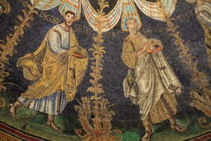 Mosaïque du plafond du Baptistère de Néon. Détail de la procession des douze apôtres autour de la mosaïque centrale dans deux directions, se terminant par la rencontre de Saint Pierre et Saint Paul. 5ème siècle, Ravenne, Italie. Inscrit au patrimoine mondi