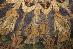 Mosaïque du plafond du Baptistère de Néon. Saint Paul et Saint Pierre. Détail de la procession des douze apôtres autour de la mosaïque centrale dans deux directions, se terminant par la rencontre de Saint Pierre et Saint Paul. 5ème siècle, Ravenne, Italie.