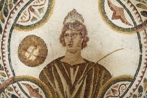 Mosaïque : une des neuf muses. Polymnie : chant religieux et rhétorique (détail). IIIe s. ap. J.-C. / Musée d