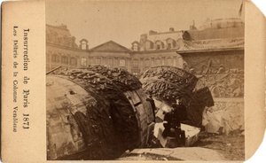 Municipalité de Paris (1871) : deux communards posant près des débris de la colonne tombée de la Place Vendôme à Paris. Photographie anonyme. Dim. 10,5x6,4 cm - Unbekannt