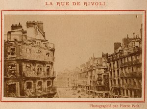 Municipalité de Paris (1871) : vue des bâtiments incendiés sur la rue de Rivoli à Paris en mai 1871 - Unbekannt
