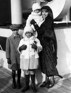 New York City (USA), décembre 1923 : Photographies sur le SS Paris, Mme Guinevere Sinclair Gould (veuve du financier George J. Gould I) et ses trois enfants (George J. Gould Jr, Jane S. Gould et Guinevere S. Gould) lors de leur embarquement pour l
