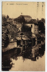 Normandie, Calvados (14), Lisieux : maisons au bord de la Touques - Carte postale datée de 1934