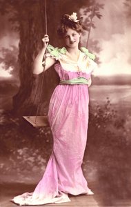 Sur la balançoire : carte postale fantaisie 1910
