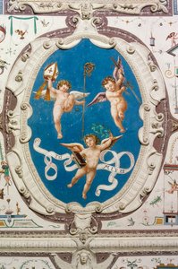 Ovale représentant trois putti (1560), détail du plafond de la salle des grotesques, Château de la Manta, Manta (Cuneo), Piémont - William M. Timlin