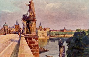 PRAGUE - la rivière Vltava sous le pont Charles avec ses grandes statues et les gens marchant le long du pont