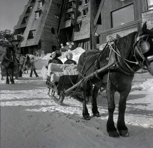 P. Topaloff et Alice Sapritch à Avoriaz pendant le Festival du Film Fantastique le 29 janvier - Unbekannter Künstler