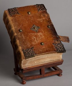 Musée paroissial. Missel en latin. Fermé. Gravures de Joachim Ballester. Papier et cuir. 18ème siècle.