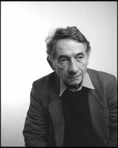 Photographe Mario Dondero dans le studio Leemage en 2004.