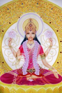 Lakshmi, déesse de la richesse et épouse de Lord Vishnu, tenant des fleurs de lotus