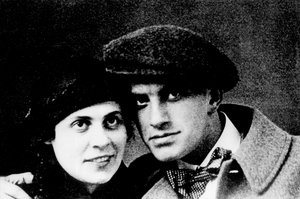 Portrait de Lili Brik (1891-1978) et Vladimir Maïakovski (Majakovskij ou Maïakovski) (1893-1930) vers 1915 Photographie