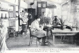 Carte postale représentant des artisans au travail fabriquant de la poterie d