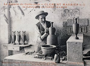 Carte postale avec Clement Massier (1844-1917), maître potier de la Poterie de Golf-Juan au travail dans son atelier, France, 20e siècle