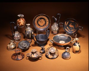 Groupe de poterie montrant un kantharos en Bucchero étrusque et un guttus en Gnathia, centre, VIe siècle av. J.-C. - Unbekannt