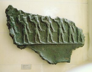 Procession de guerriers élamites, Suse, Iran, période élamite, vers 1150 av. J.-C. (relief en bronze) - Unbekannt