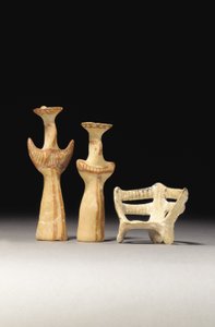 Idole féminine de type Psi, idole féminine de type Tau, et modèle de trône, 1400-1200 av. J.-C. - Unbekannt