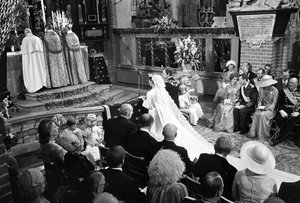La reine Silvia et le roi Carl XVI Gustaf lors de la cérémonie de mariage à Storkyrkan à Stockholm