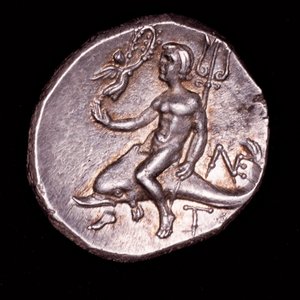 Pièce de monnaie grecque ancienne rare, Calabre, Tarente, Taras chevauchant un dauphin tenant un trident, Nike au-dessus avec une couronne de laurier - Unbekannter Künstler