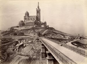Architecture religieuse : vue extérieure de la Basilique de Notre Dame de la Garde (Notre-Dame-de-la-Garde), également appelée la « Bonne Mère » (1853-1864), construite d