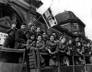 Seconde Guerre mondiale (1939-1945) : Allemagne début 1946 : Une partie des 450 enfants et adolescents juifs survivants des camps de la mort à transporter à Marseille pour atteindre la Palestine.