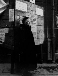 Seconde Guerre mondiale (1939-1945) - Paris (France) 29 avril 1945 : Une Parisienne âgée devant les panneaux électoraux lors des élections municipales. Par la décision du CFLN du 21 avril 1944, les femmes françaises pouvaient voter pour la première fois