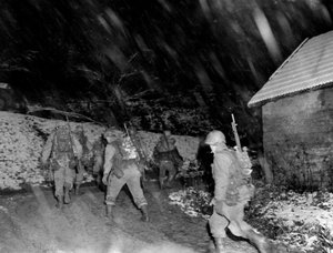 Seconde Guerre mondiale (1939-1945) : Région de Langefosse (Vosges), novembre 1944 : Fantassins du 142e RI de la 36e DI de la 7e armée américaine revenant des lignes sous une tempête de neige