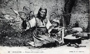 Serbie, Monastir : femme serbe occupée à courir, Monastir est désormais appelé Bitola et se trouve en Macédoine - Carte postale 1914-1918 - William M. Timlin