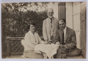 Sigmund Freud et Horace W. et Anjelika Frink, vers 1920 (photo n/b)