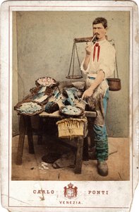 Petits métiers : portrait de poissonnier, près de son étal de poissons, Venise. 19e siècle
